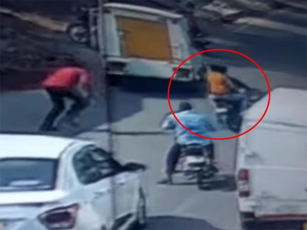 கத்திமுனையில் பறித்து செல்லப்பட்ட பஜாஜ் டோமினார்பைக்..!!