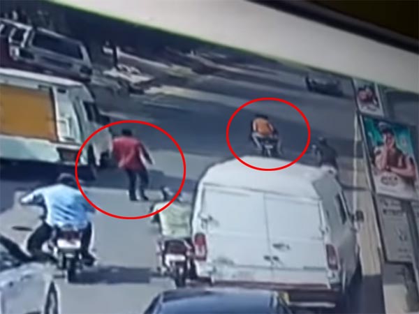 கத்திமுனையில் பறித்து செல்லப்பட்ட பஜாஜ் டோமினார்பைக்..!!