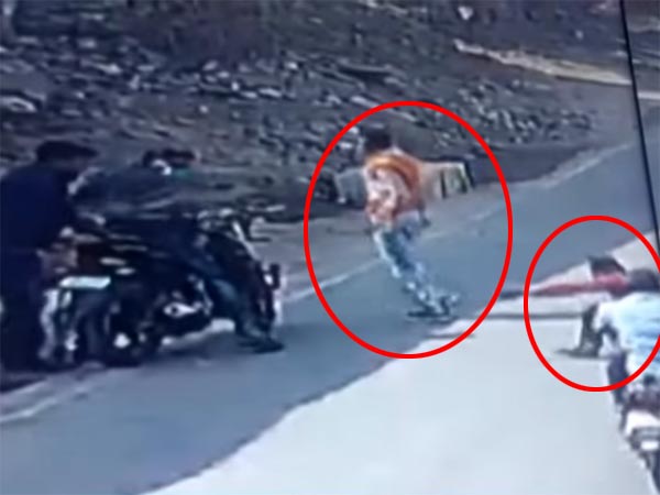 கத்திமுனையில் பறித்து செல்லப்பட்ட பஜாஜ் டோமினார்பைக்..!!