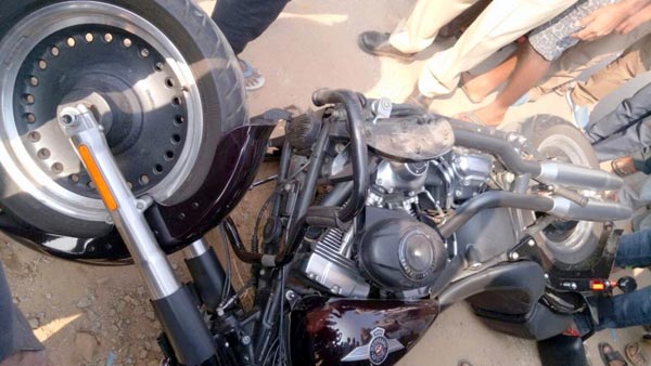 விலை உயர்ந்த பைக்குகளில் வந்த இளைஞர்கள் மீது கொடூர தாக்குதல்!