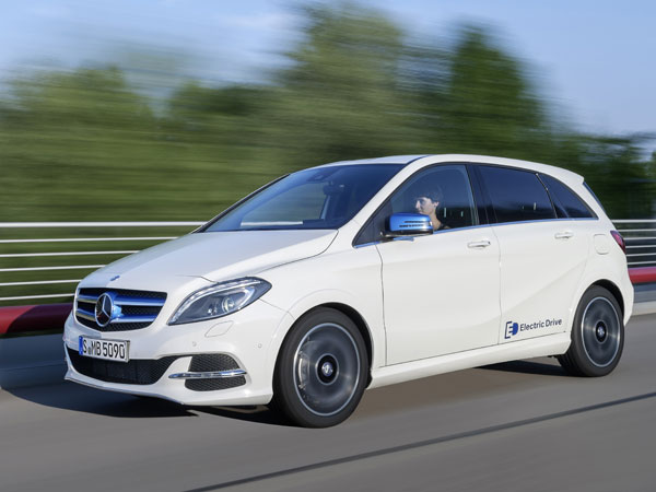 சொகுசு கார்கள் விற்பனையில் மெர்சிடிஸ் பென்ஸ் ஹேட்ரிக் வெற்றி