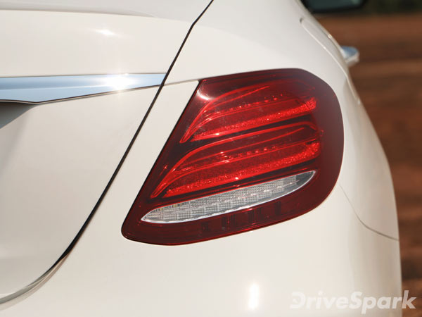 சொகுசு கார்கள் விற்பனையில் மெர்சிடிஸ் பென்ஸ் ஹேட்ரிக் வெற்றி