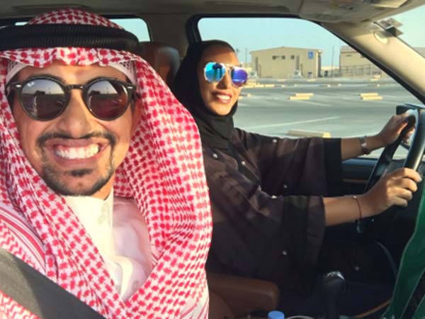 பெண்கள் மட்டும் வாடிக்கையாளர்களாக உள்ள சவூதி கார் ஷோரூம்