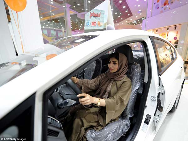 பெண்கள் மட்டும் வாடிக்கையாளர்களாக உள்ள சவூதி கார் ஷோரூம்