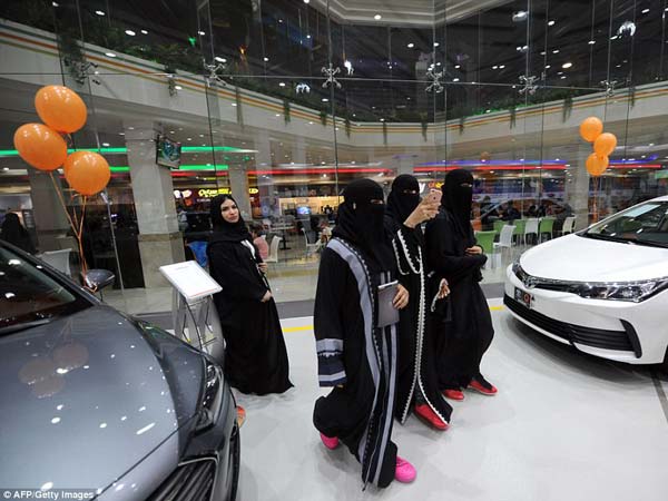 பெண்கள் மட்டும் வாடிக்கையாளர்களாக உள்ள சவூதி கார் ஷோரூம்