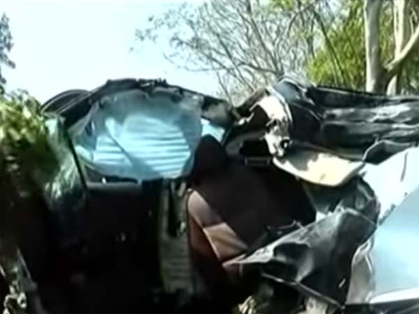 பொது சாலையில் கார் ரேஸ்... மரத்தில் மோதி சுக்குநூறான பிஎம்டபிள்யூ கார்! பொது சாலையில் கார் ரேஸ்... மரத்தில் மோதி சுக்குநூறான பிஎம்டபிள்யூ கார்!