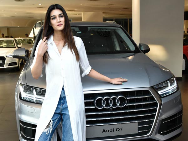 ஒருசேர கார் வாங்கி திரையுலகை ஆச்சர்யப்படுத்திய பிரபல நடிகைகள்..!!