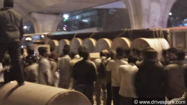 டிரக் அடியில் சிக்கி நசுங்கிப்போன டொயோட்டா எட்டியோஸ் கார்..!!