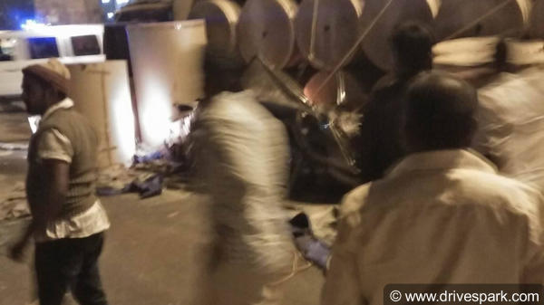 டிரக் அடியில் சிக்கி நசுங்கிப்போன டொயோட்டா எட்டியோஸ் கார்..!!