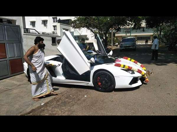 புதுச்சேரி பதிவு எண்ணுடன் லம்போர்கினி சூப்பர் கார் வாங்கிய நடிகர் தர்ஷன்! புதுச்சேரி பதிவு எண்ணுடன் லம்போர்கினி சூப்பர் கார் வாங்கிய நடிகர் தர்ஷன்!