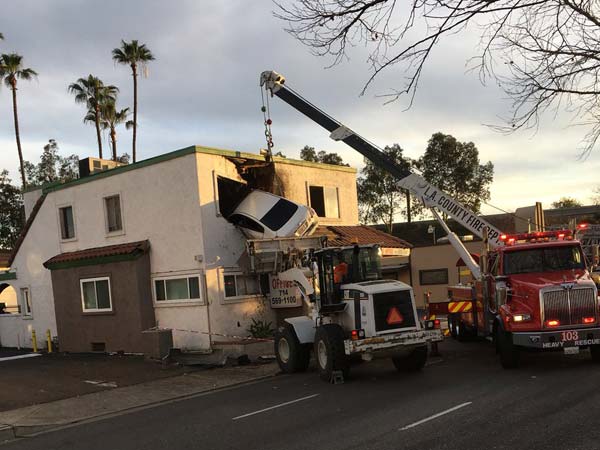 போதை ஆசாமியால் கட்டிடத்திற்கும் காருக்கும் நடந்த விபரீதம்..!!