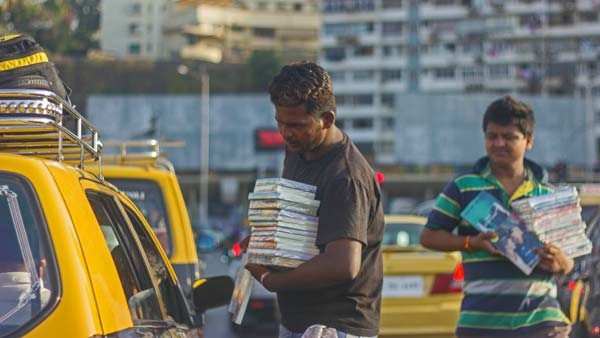  சிக்னல்களில் பொருட்கள் வாங்குவது மோட்டார் வாகனச் சட்டப்படி குற்றம்!