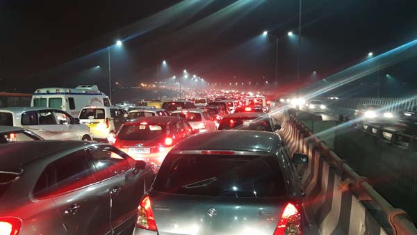  சிக்னல்களில் பொருட்கள் வாங்குவது மோட்டார் வாகனச் சட்டப்படி குற்றம்!