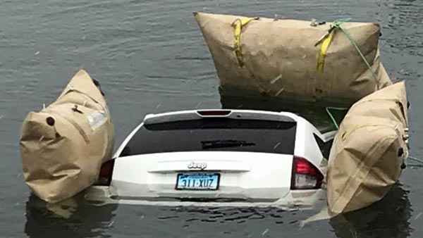 ஜிபிஎஸ்-யை நம்பி ஐஸ் ஏரிக்குள் ஜீப் காம்பஸ் காரை விட்ட ஓட்டுநர்..!!