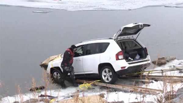 ஜிபிஎஸ்-யை நம்பி ஐஸ் ஏரிக்குள் ஜீப் காம்பஸ் காரை விட்ட ஓட்டுநர்..!!