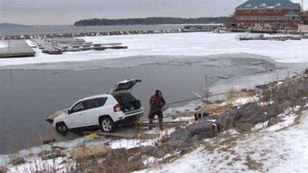 ஜிபிஎஸ்-யை நம்பி ஐஸ் ஏரிக்குள் ஜீப் காம்பஸ் காரை விட்ட ஓட்டுநர்..!!