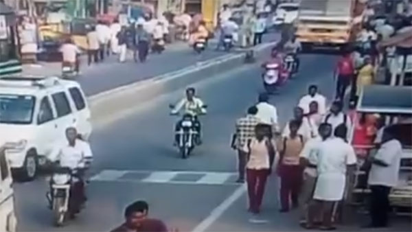 லாரி அடிவரை சென்று உயிருடன் திரும்பிய இளம்பெண்கள்..!!