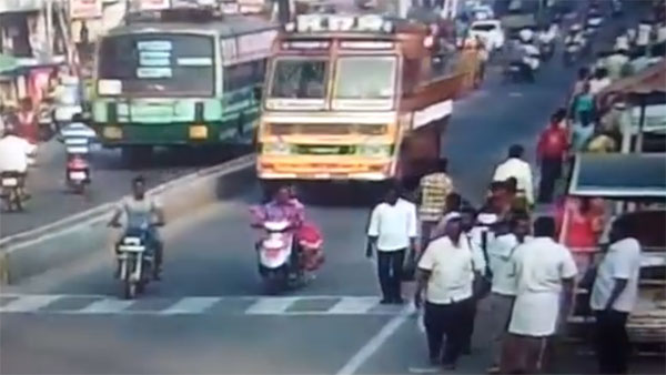 லாரி அடிவரை சென்று உயிருடன் திரும்பிய இளம்பெண்கள்..!!