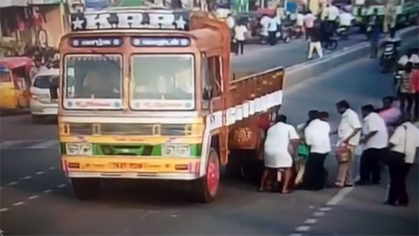 லாரி அடிவரை சென்று உயிருடன் திரும்பிய இளம்பெண்கள்..!!