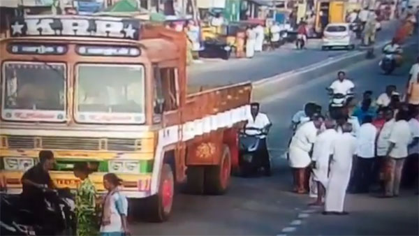 லாரி அடிவரை சென்று உயிருடன் திரும்பிய இளம்பெண்கள்..!!