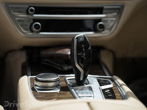 கார்களில் வழக்கொழிந்து வரும் 8 முக்கிய விஷயங்கள்!