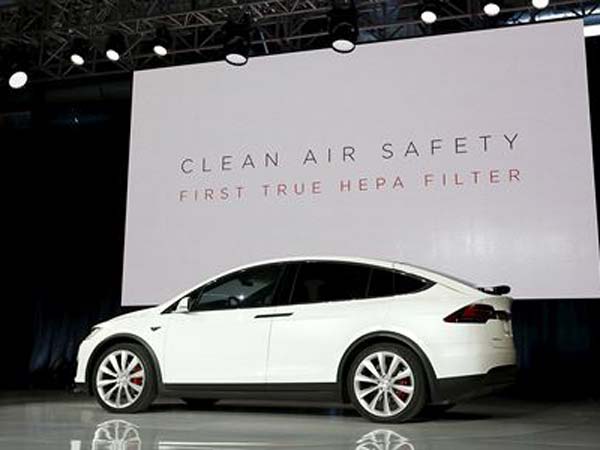 வாடகையாக வந்த டெஸ்லா காரை சோதனை என்ற பெயரில் பிரித்து மேய்ந்த டெய்ம்லர்..!