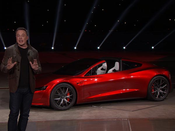 டெஸ்லா காரை விண்ணுக்கு அனுப்பி நாசாவிற்கே சவால்விட்ட மஸ்க்..!!