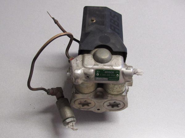 ஏபிஎஸ் பிரேக்கிங் சிஸ்டம் செயல்படும் விதமும், அதன் பலன்களும்... !!