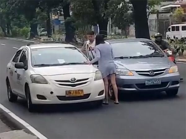 சாலையில் கார் உரசியதால் மூத்த டாக்ஸி ஓட்டுநரை கடுமையாக தாக்கிய இளம்பெண்..!! (வீடியோ)