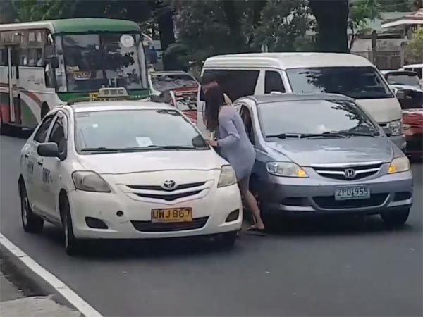 சாலையில் கார் உரசியதால் மூத்த டாக்ஸி ஓட்டுநரை கடுமையாக தாக்கிய இளம்பெண்..!! (வீடியோ)