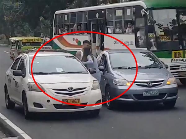 சாலையில் கார் உரசியதால் மூத்த டாக்ஸி ஓட்டுநரை கடுமையாக தாக்கிய இளம்பெண்..!! (வீடியோ)