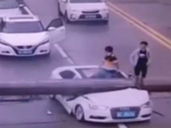 டன் கணக்கில் எடைக்கொண்ட கிரேன் விழுந்ததால் நசுங்கி போன ஆடி கார்... ஒரு அதிர்ச்சி வீடியோ..!!