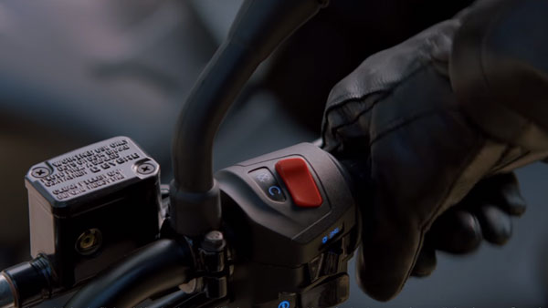 ராயல் என்ஃபீல்டு பைக்குகளை யானையுடன் ஒப்பிடும் பஜாஜ்..!!