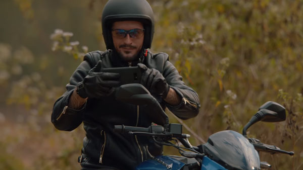 ராயல் என்ஃபீல்டு பைக்குகளை யானையுடன் ஒப்பிடும் பஜாஜ்..!!