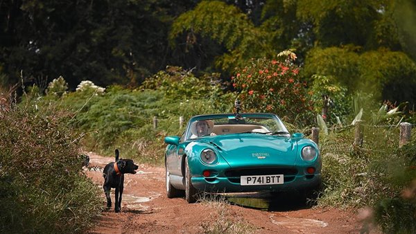 பீர் குடிக்க காரில் 32,000 கிமீ தூரம் டூர் அடித்த சாகச பயண பிரியர்!