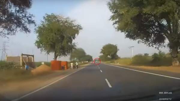 நேருக்கு நேர் வந்த லோடு வேன்... சாதுரியமாக செயல்பட்ட கார் ஓட்டுனர்: வீடியோ!