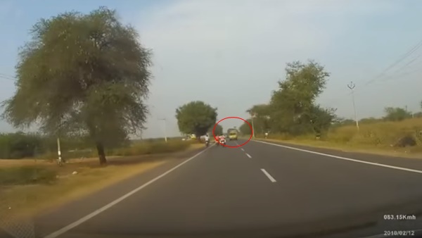 நேருக்கு நேர் வந்த லோடு வேன்... சாதுரியமாக செயல்பட்ட கார் ஓட்டுனர்: வீடியோ!