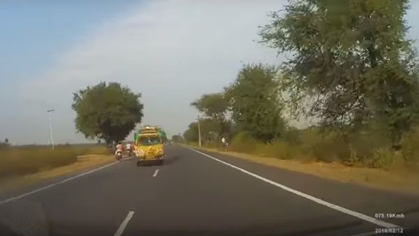 நேருக்கு நேர் வந்த லோடு வேன்... சாதுரியமாக செயல்பட்ட கார் ஓட்டுனர்: வீடியோ!