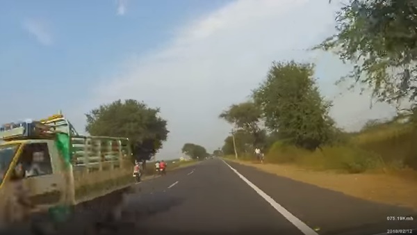 நேருக்கு நேர் வந்த லோடு வேன்... சாதுரியமாக செயல்பட்ட கார் ஓட்டுனர்: வீடியோ!