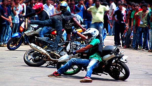 சபாஷ்... பைக் ரேஸில் ஈடுபட்ட சிறுவர்களின் பெற்றோருக்கு ஜெயில்! சபாஷ்... பைக் ரேஸில் ஈடுபட்ட சிறுவர்களின் பெற்றோருக்கு ஜெயில்!