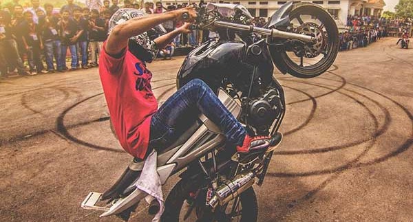 சபாஷ்... பைக் ரேஸில் ஈடுபட்ட சிறுவர்களின் பெற்றோருக்கு ஜெயில்! சபாஷ்... பைக் ரேஸில் ஈடுபட்ட சிறுவர்களின் பெற்றோருக்கு ஜெயில்!