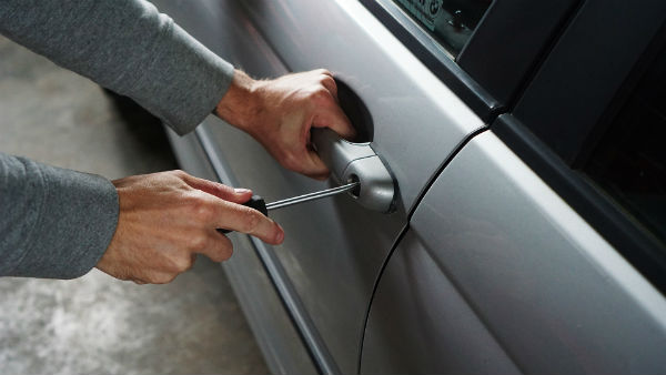 வெறுங்கையோடு வந்து பிஎம்டபுள்யூ காரோடு போன திருடன்..!!