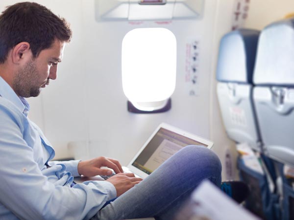 விமானங்களில் ஜன்னல் கோள வடிவில் கொடுக்கப்படுவது ஏன்?