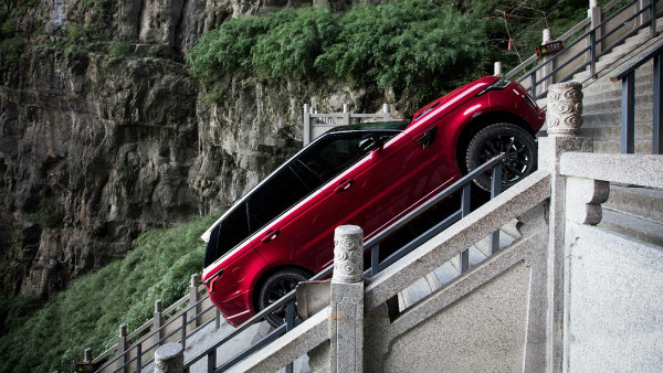 அசாத்தியமான பயணத்தை சாத்தியமாக்கிய ரேஞ்ச் ரோவர் கார்..!!