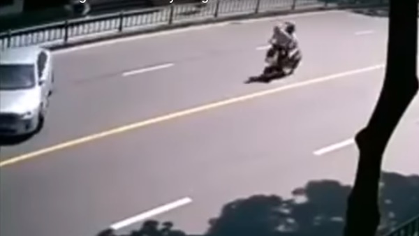 இந்த பைக் விபத்தை பார்த்த பின்னர் தெரிஞ்சுக்க வேண்டிய விஷயம் இதுதான்! இந்த பைக் விபத்தை பார்த்த பின்னர் தெரிஞ்சுக்க வேண்டிய விஷயம் இதுதான்!