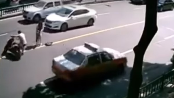 இந்த பைக் விபத்தை பார்த்த பின்னர் தெரிஞ்சுக்க வேண்டிய விஷயம் இதுதான்! இந்த பைக் விபத்தை பார்த்த பின்னர் தெரிஞ்சுக்க வேண்டிய விஷயம் இதுதான்!