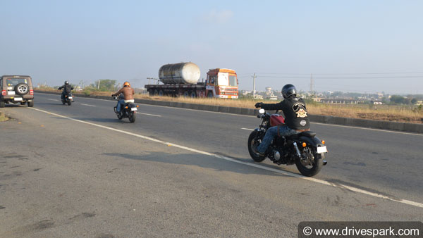 கார் பானட்டில் உட்கார்ந்துக்கொண்டு குடியிருப்பு பகுதிக்குள் உலா வந்த இளைஞர்...!!