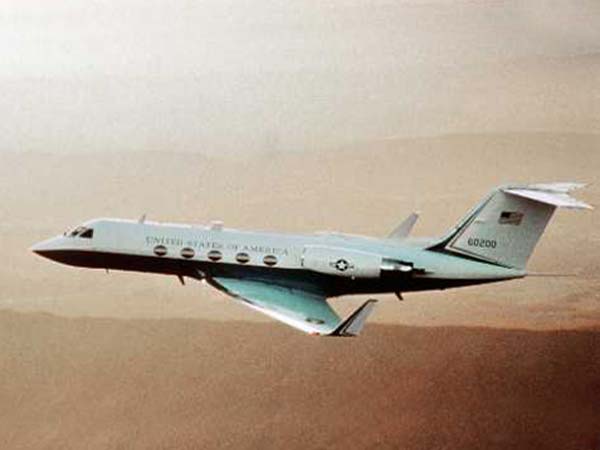 வடகொரியா அணு ஆயுத தாக்குதல் நடத்தினால் அமெரிக்க அதிபர் தப்புவதற்கான ரகசிய விமானம் இதுதான்!!