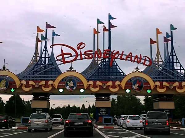 6. டிஸ்னி லேண்ட் 