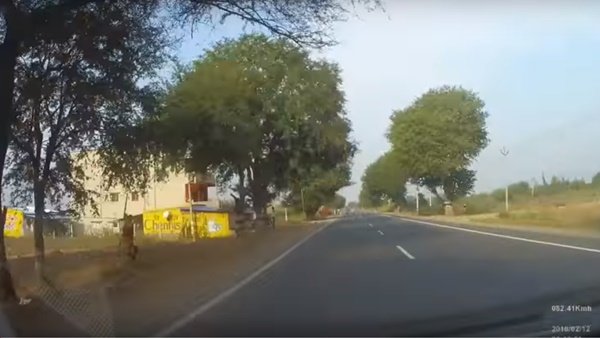 சின்ன சேலம் அருகே தடம் மாறி நேருக்கு நேர் வந்த லோடு வேன்... மயிரிழையில் தப்பிய கார்!